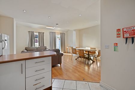 6 Bed Student Accommodation - Photo 2