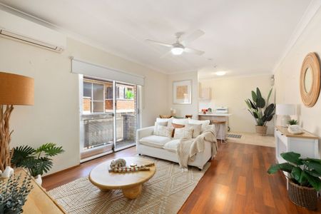 Bright & Breezy Apartment in Prime Dee Why Setting - Photo 2