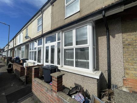 1 bedroom in a house share to rent - Photo 2