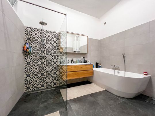 Altbau-Eleganz: 3 stilvolle Zimmer mit neuer Küche und Traumbad in Penzing - Photo 1