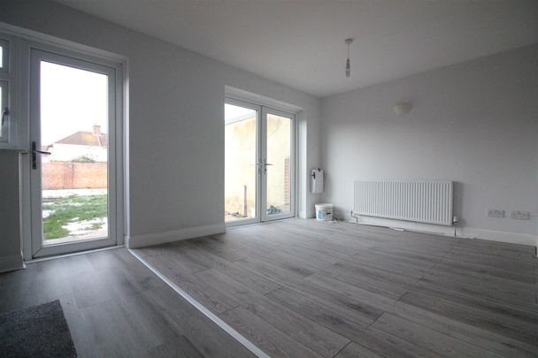 Burnham Gardens, Hounslow - Photo 1