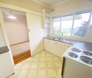 Much-loved, 3 bedrooms house with beautiful gardens for rent - Photo 4