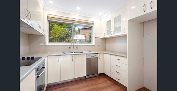 Stylish 2-Bedroom Villa Just Minutes from Penrith CBD! - Photo 1