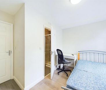 4 bedroom detached house to rent - Photo 3