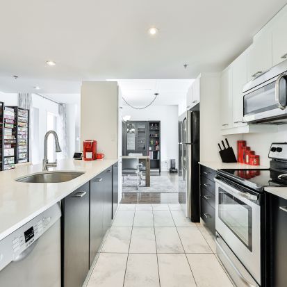 Grand Condo 4 1/2 Ste-Catherine - Photo 1