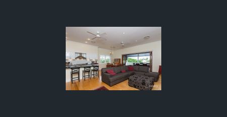 Beautiful Queenslander - Perfect for Families or Professionals - Photo 3