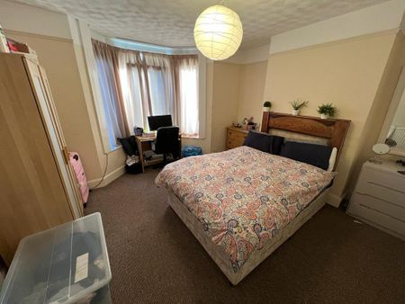 4 bedroom semi-detached house to rent - Photo 2