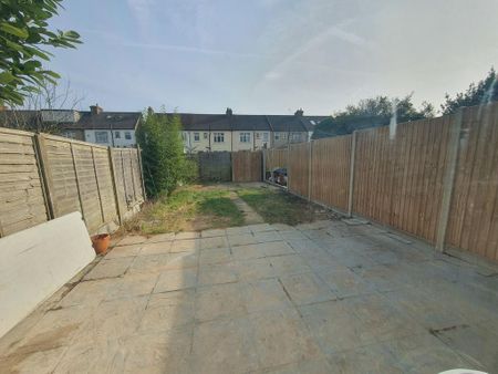 1 bedroom in a house share to rent - Photo 4