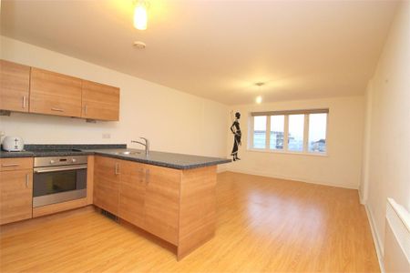 2 bed flat to rent in Park Lodge Avenue, West Drayton, UB7 - Photo 2