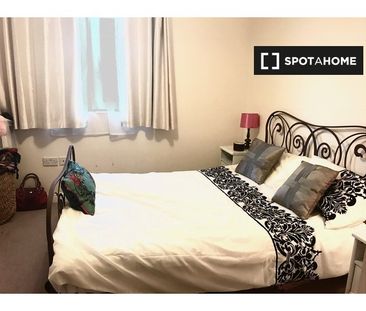 Decorated room in 3-bedroom apartment in Ballinteer, Dublin - Photo 2