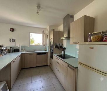 Location Appartement 3 pièces 76m² BOURG LES VALENCE 26500 - Photo 2