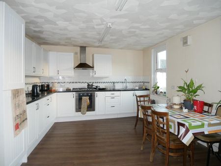 1 bedroom in a flat share to rent - Photo 2