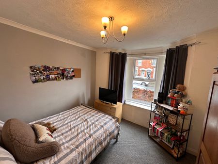 4 bedroom house, 1 en-suite - Photo 4