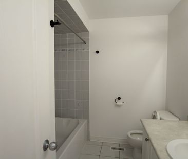 For Lease - 31 West Park Avenue, Bradford West Gwillimbury, Ontario - Photo 2