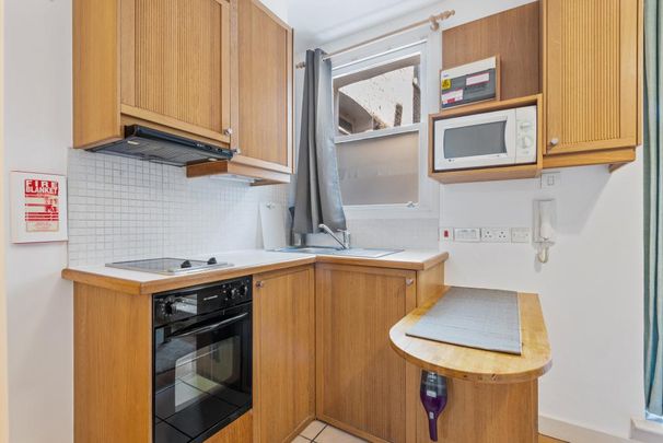 Flat 12 Fairholme Road, West Kensington W14 9JZ - Photo 1