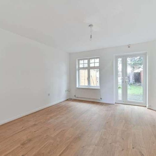 Gladstone Gardens, Hounslow, TW3 - Photo 1