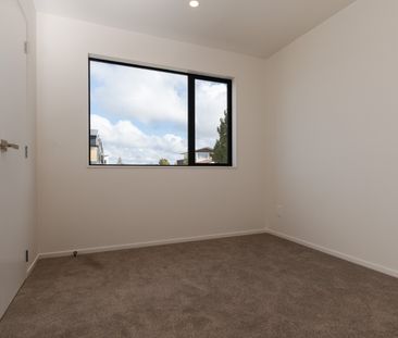 Modern Townhouse - Photo 2