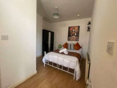1 Bed Flat, Beeston, LS11 - Photo 3