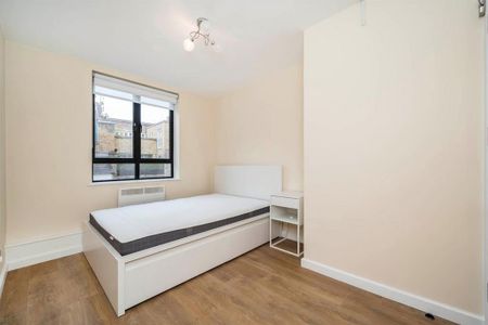 4 bedroom flat to rent - Photo 3