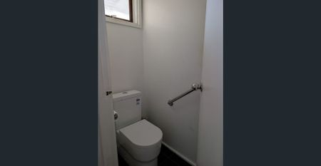 GREAT 3 BEDROOM HOUSE CLOSE TO SCHOOLS, SHOPS & TRANSPORT - Photo 3