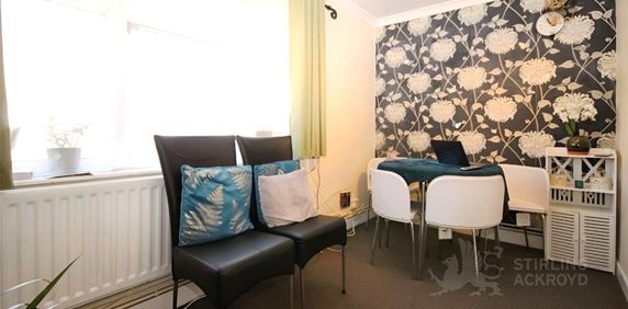 Applegarth Avenue, Guildford, Surrey, GU2 8LR - Photo 2