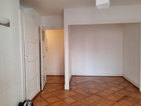 2 pièces au coeur des eaux-vives avec balcon disposé comme suit : hall d'entreé, salle de bains, séjour, cuisine et balcon. Immeuble avec ascenseur. Pas de cave à bien plaire. appartement disponible pour le 15 novembre 2025. La liste des éléments à four - Foto 3