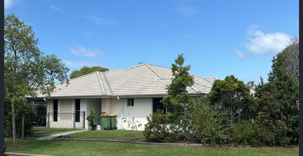 MODERN 3 Bedroom Duplex with air con & yard - Photo 1