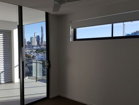 Large Apt with huge balcony on a high floor - Photo 5