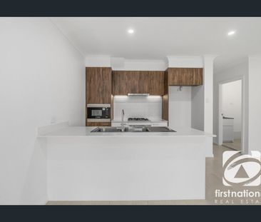 Modern 3 Bedroom Townhouse in Oran Park - Photo 5