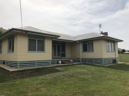 Three Bedroom Family Home - Photo 2