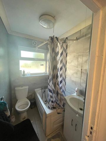 1 bedroom in a house share to rent - Photo 3