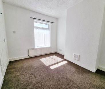 3 Bedroom House to Rent in Robinson Road, Rushden, NN10 - Photo 2