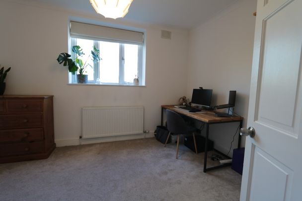 Hook Road, Surbiton - 2 bedrooms Property for lettings - Seymours - Photo 1