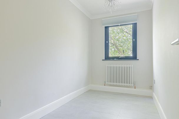 2 bedroom flat in London - Photo 1