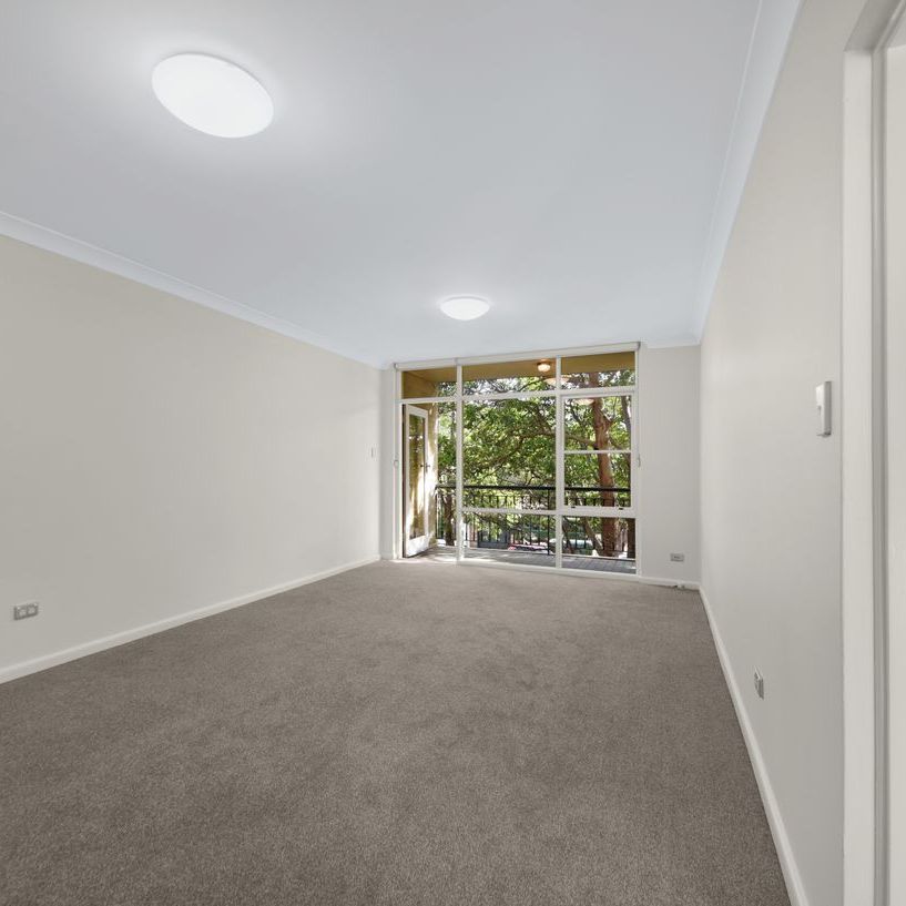 Light Filled 2 Bedroom Apartment in Central Location - Photo 1