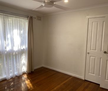 Bright and spacious three bedroom home in quiet court location - Photo 2