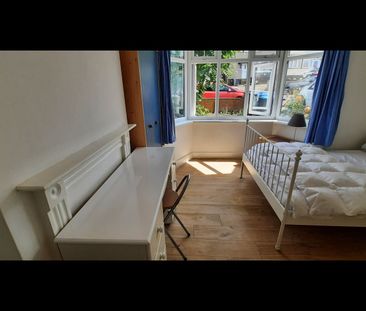 Studio Flat, The Ridgeway, NW9 - Photo 2