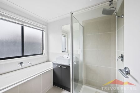 3 Brind Way, Lucas VIC 3350 - Photo 2