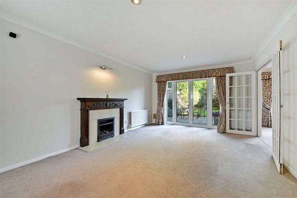A beautifully presented four bedroom detached home, located in the desirable village of Bourne End - Photo 1