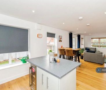 3 bedroom flat to rent - Photo 5