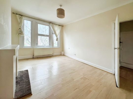 Flat to rent - Brownhill Road, Catford, SE6 - Photo 1