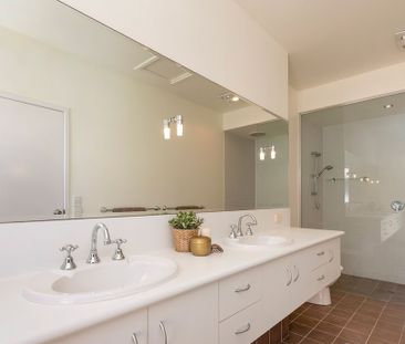 Stunning Home Perfect Location - Photo 4