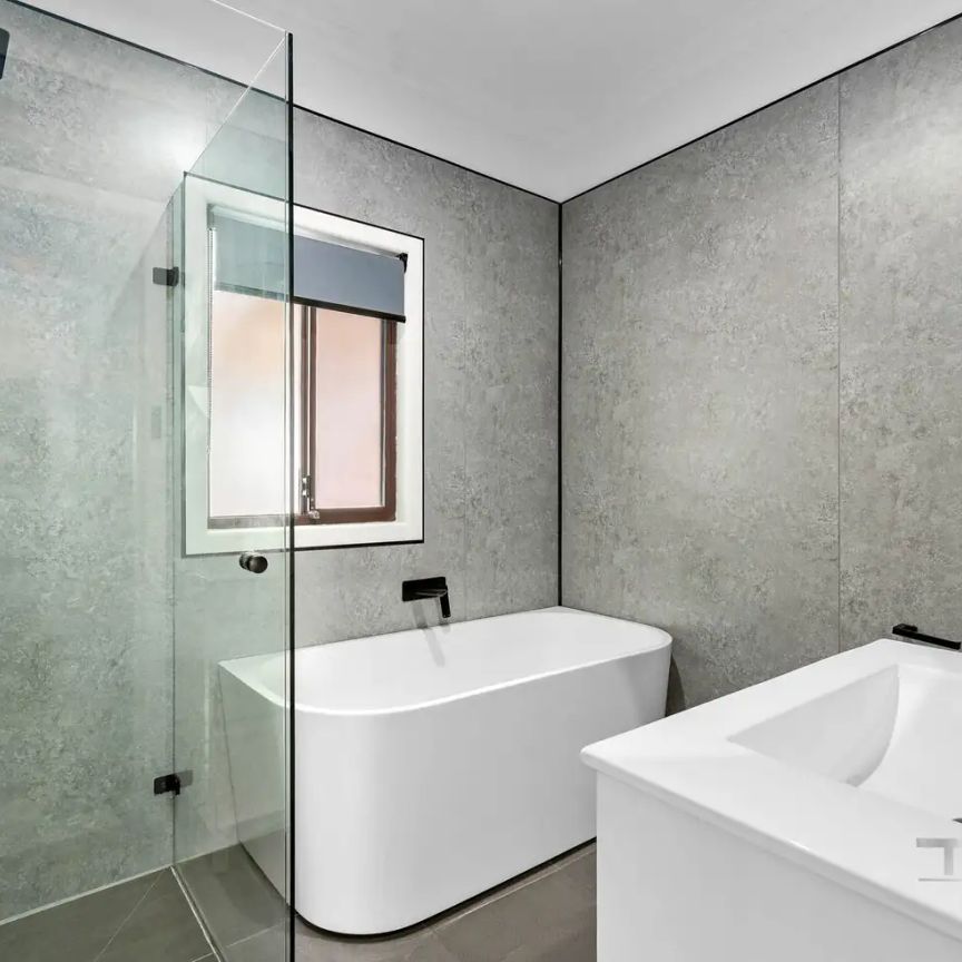 “FAMILY HOME IN A PRIME LOCATION!” - Photo 1