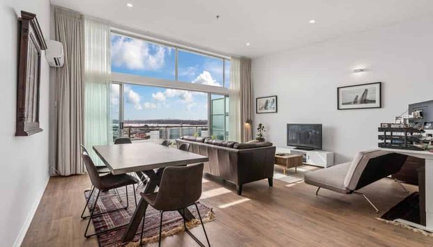 Harbour Views & City Vibes! - Photo 1