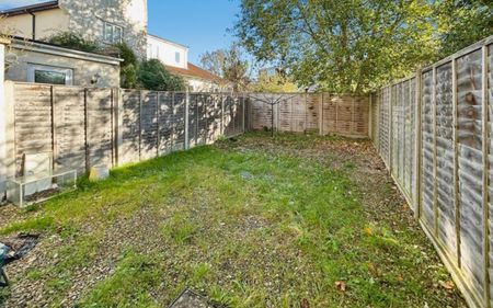 Furnished room available in this three bedroom house share in Soundwell! Bills and furniture included, please contact us for more details... - Photo 3