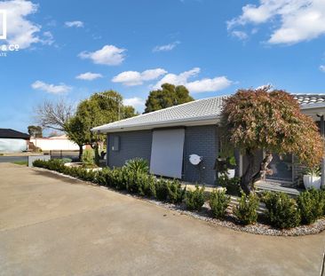 WELL PRESENTED LARGE TWO BEDROOM UNIT - Photo 1
