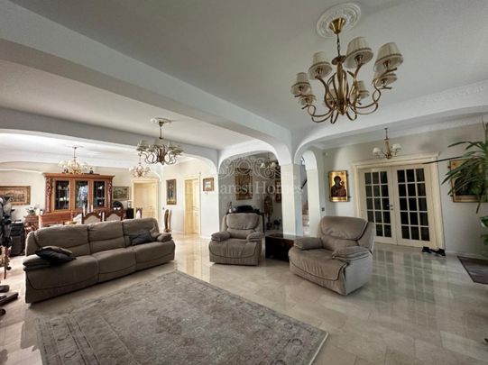 Beautiful Seven-Bedroom House With Pool, Corbeanca - Fotografie 1