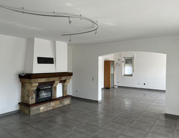 Großzügiges Wohnen mit gemütlichem Kamin in Neukirchen-Vluyn! - Photo 1