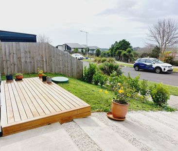 Spacious 5-Bedroom Home with Versatile Living & Stunning Rural Views - Photo 2