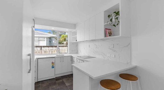 Modern 3 bed, 2 bath home - superb location! - Photo 1